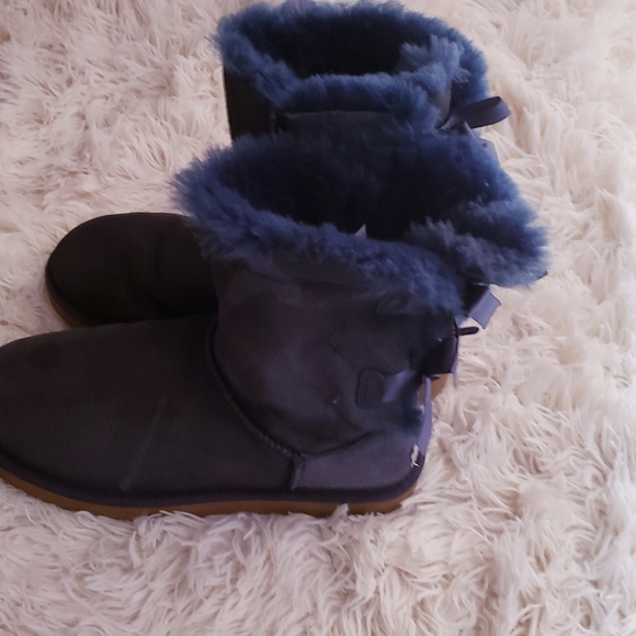 UGGS - Picture 2 of 5